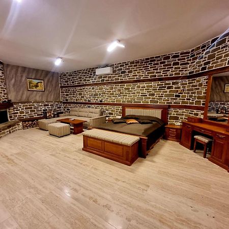 Семеен Хотел Чардаците Loveci Exterior foto