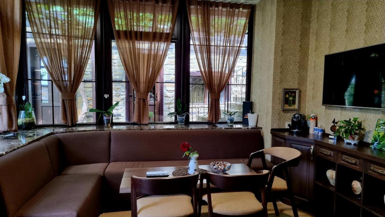 Семеен Хотел Чардаците Loveci Exterior foto