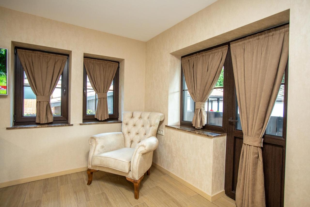 Семеен Хотел Чардаците Loveci Exterior foto