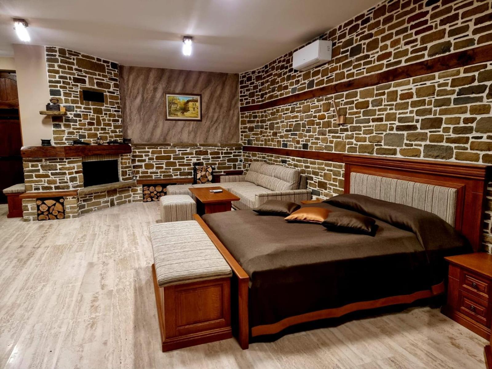 Семеен Хотел Чардаците Loveci Exterior foto