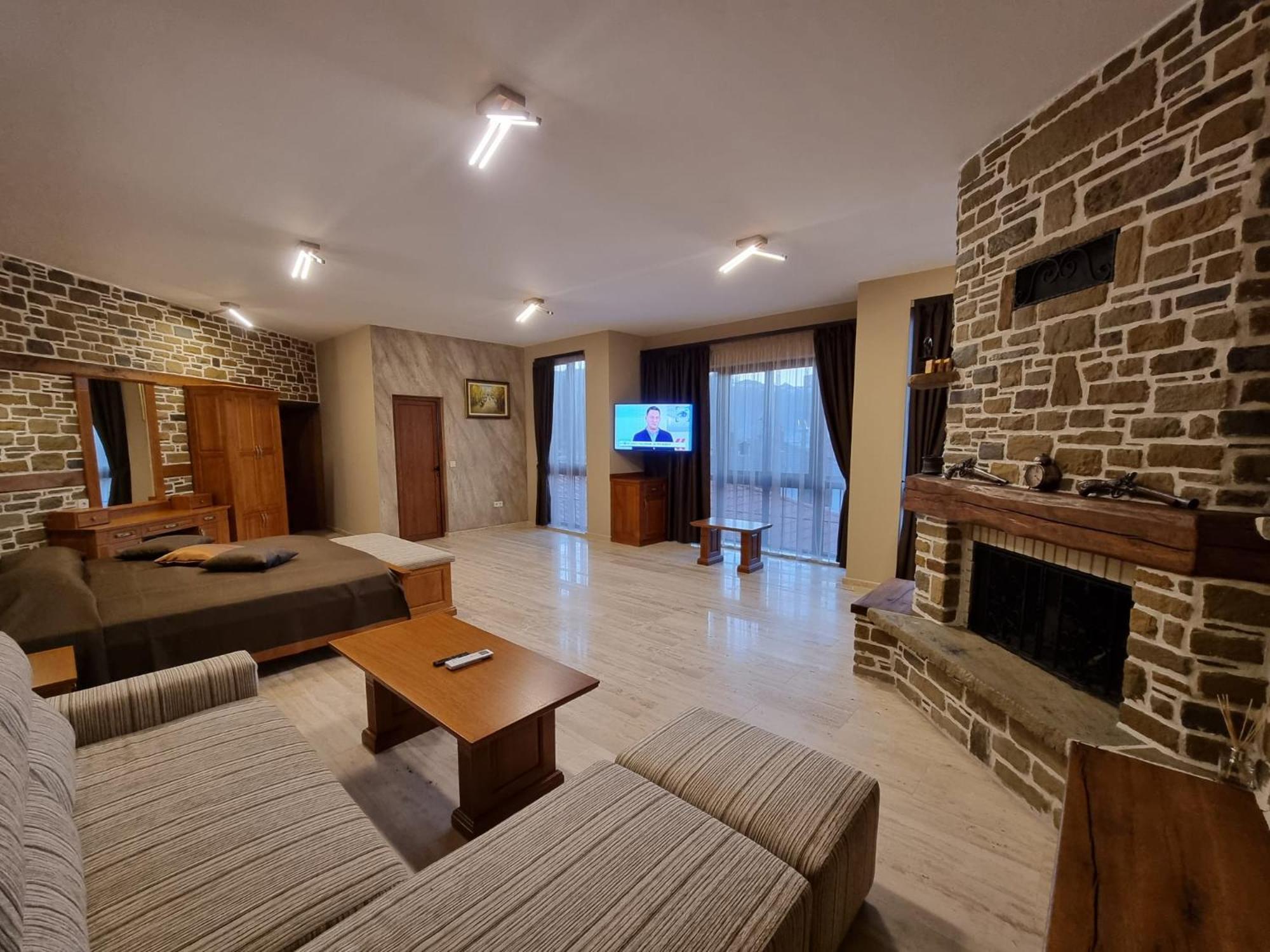 Семеен Хотел Чардаците Loveci Exterior foto