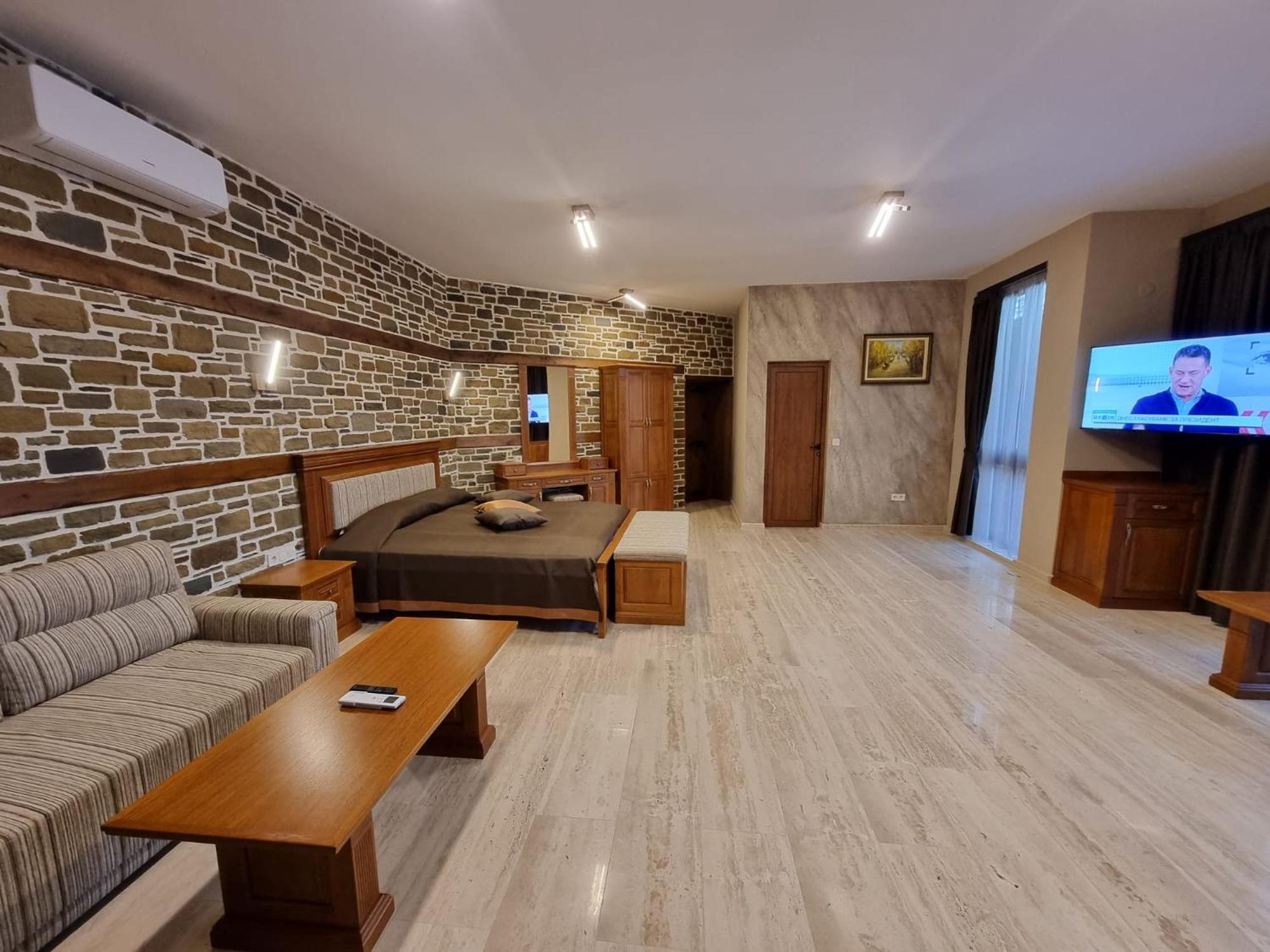 Семеен Хотел Чардаците Loveci Exterior foto